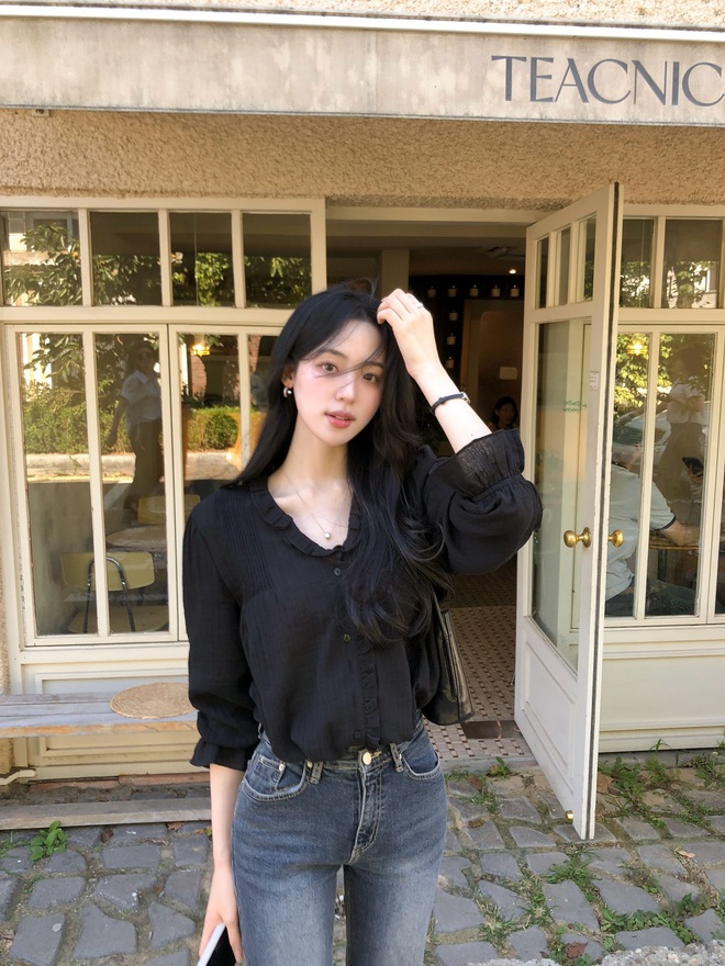 Áo blouse phối cùng quần jeans giúp tổng thể trẻ trung hơn nhưng vẫn giữ được nét thanh lịch