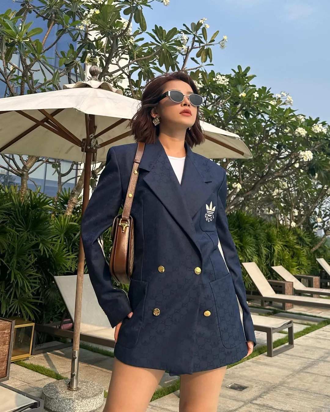Blazer oversize cùng quần short giúp Chi Pu tôn lên đôi chân thon thả