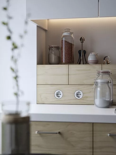 Góc bếp tối giản với điểm nhấn cá nhân từ các lọ thủy tinh đựng gia vị