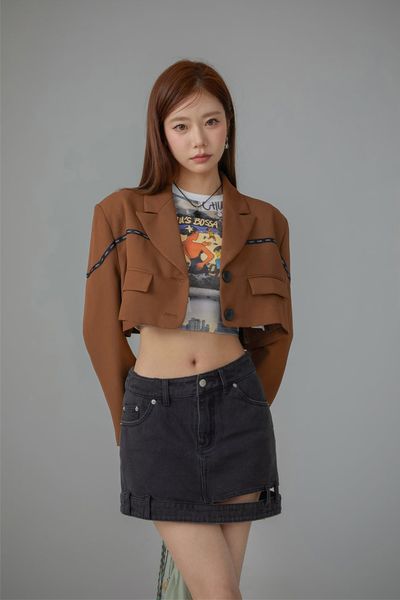 Áo croptop phối chân váy theo tinh thần Acubi