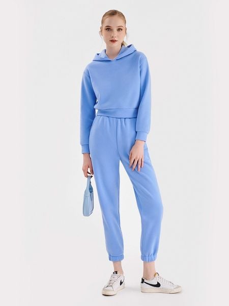 Áo nỉ có mũ dáng ngắn phối quần jogger