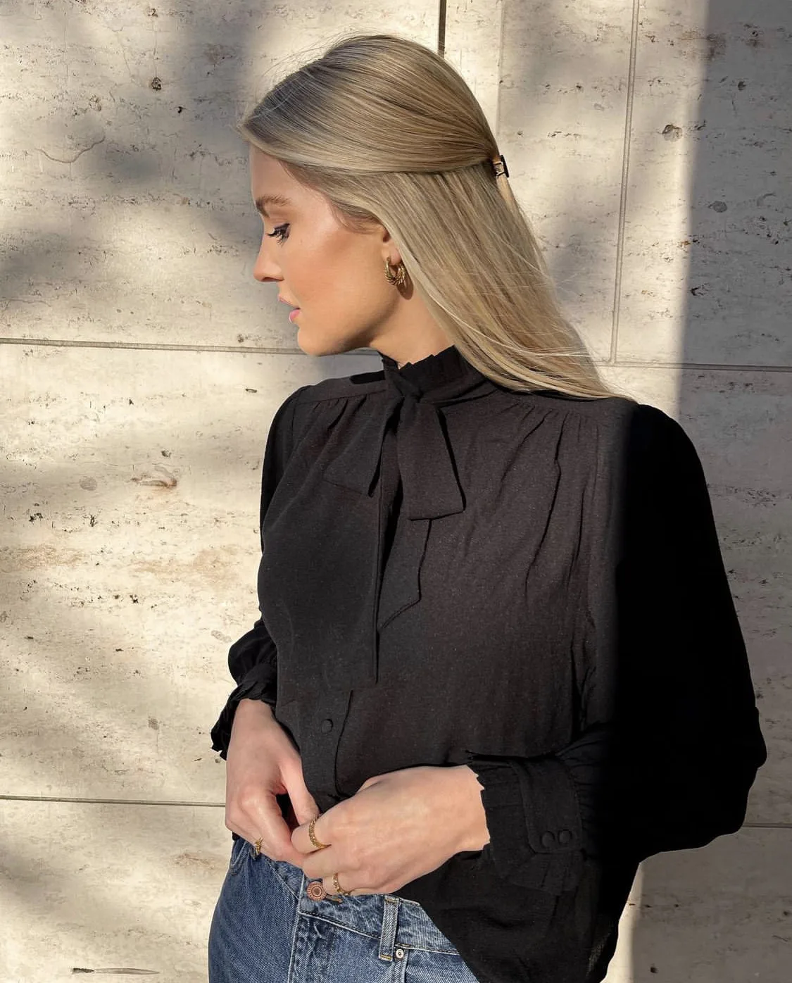 Áo blouse đen thanh lịch dành cho buổi họp Zoom với đối tác