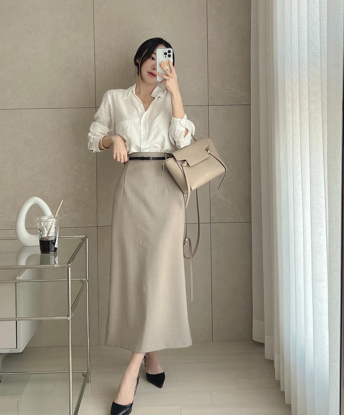 Áo sơ mi kết hợp chân váy tạo cảm giác nữ tính và tinh tế