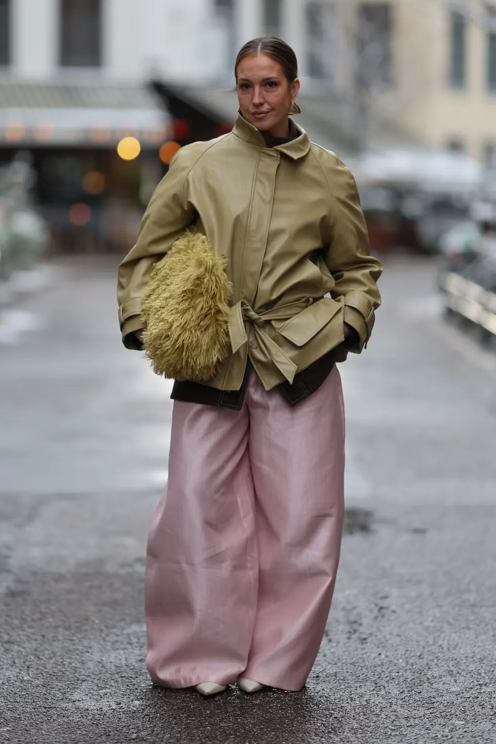 Áo trench coat hạ eo cho mùa xuân