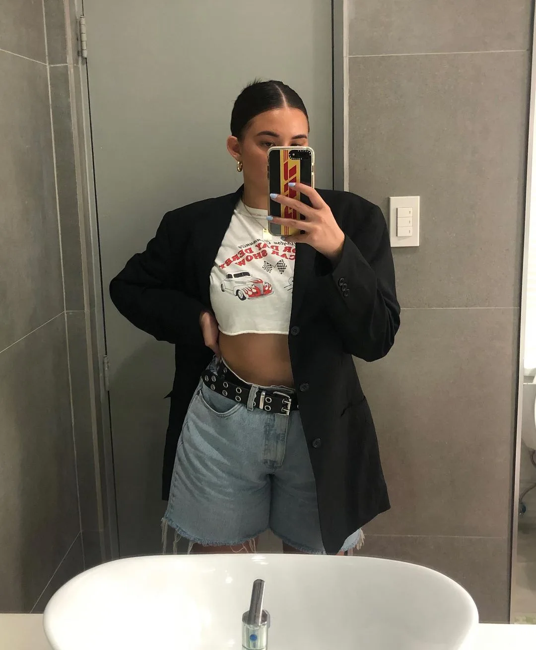 Cách mix đồ sáng tạo giữa phong cách athleisure khỏe khoắn với quần lửng thời thượng