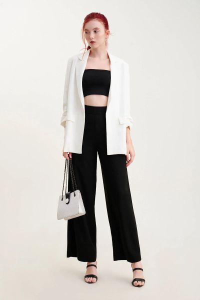 Áo croptop phối cùng blazer và quần cạp cao tạo tỷ lệ cơ thể cân đối