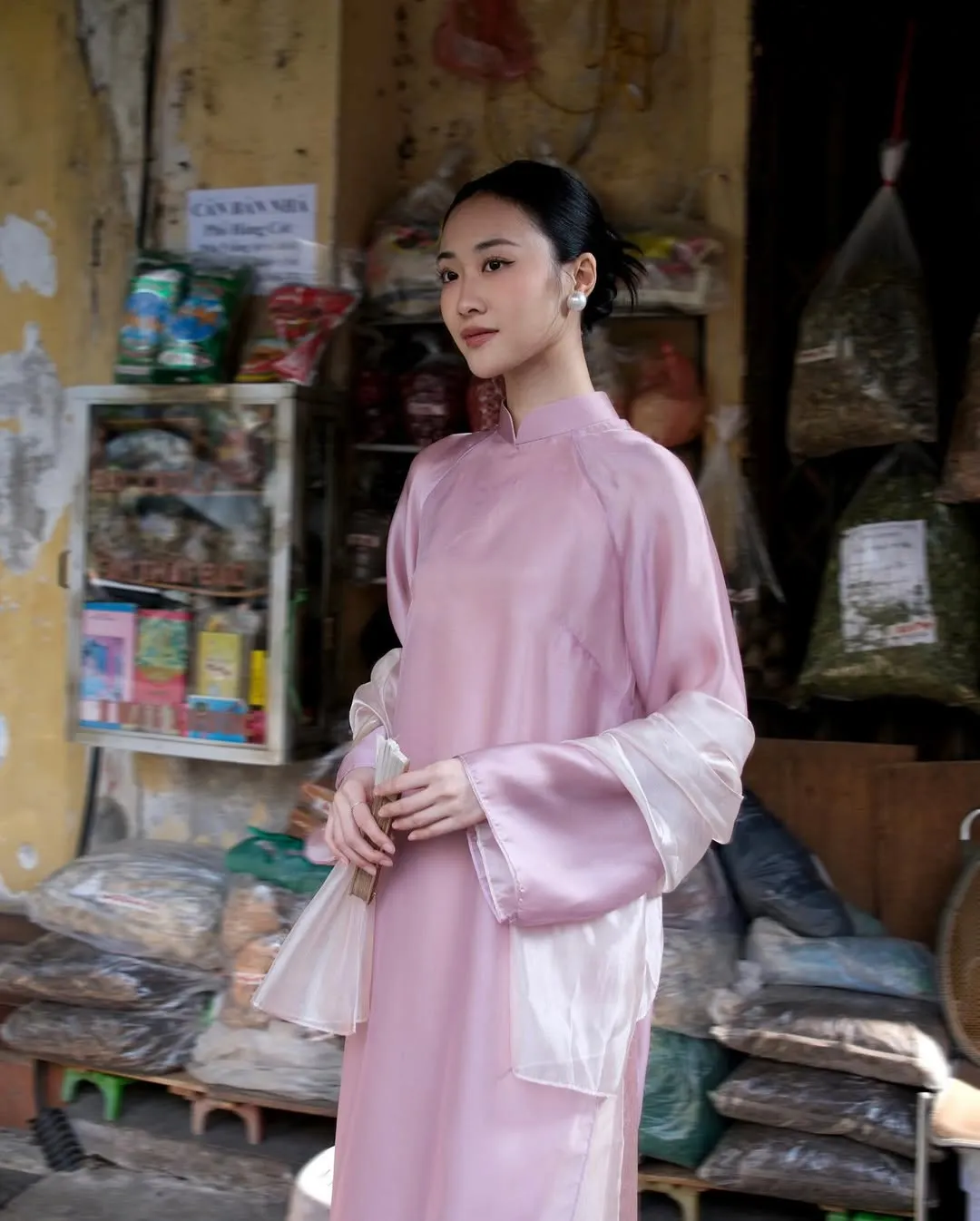 Dải lụa thắt hờ ngang eo trên áo dài