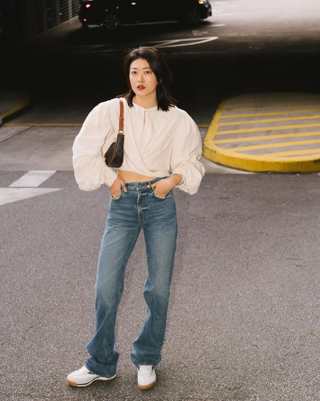 Áo croptop sơ mi phối quần jeans ống suông công sở