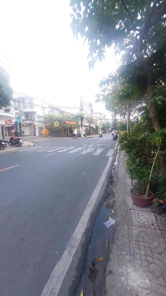 Người mua nhà kiểm tra giấy tờ và mô hình căn hộ