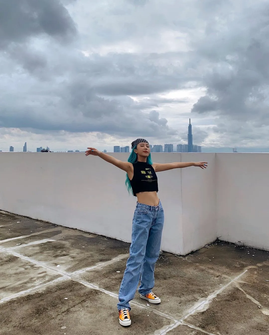 Quần jeans và áo croptop năng động cá tính
