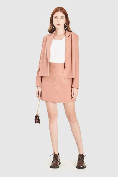 Blazer dáng lửng phối cùng chân váy đồng bộ