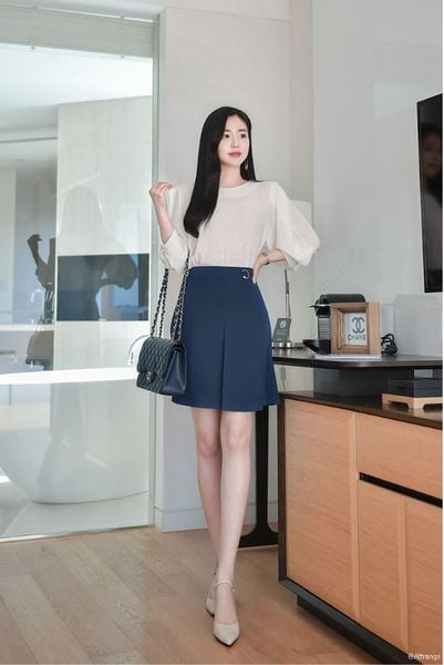 Phối áo kiểu cùng chân váy chữ A