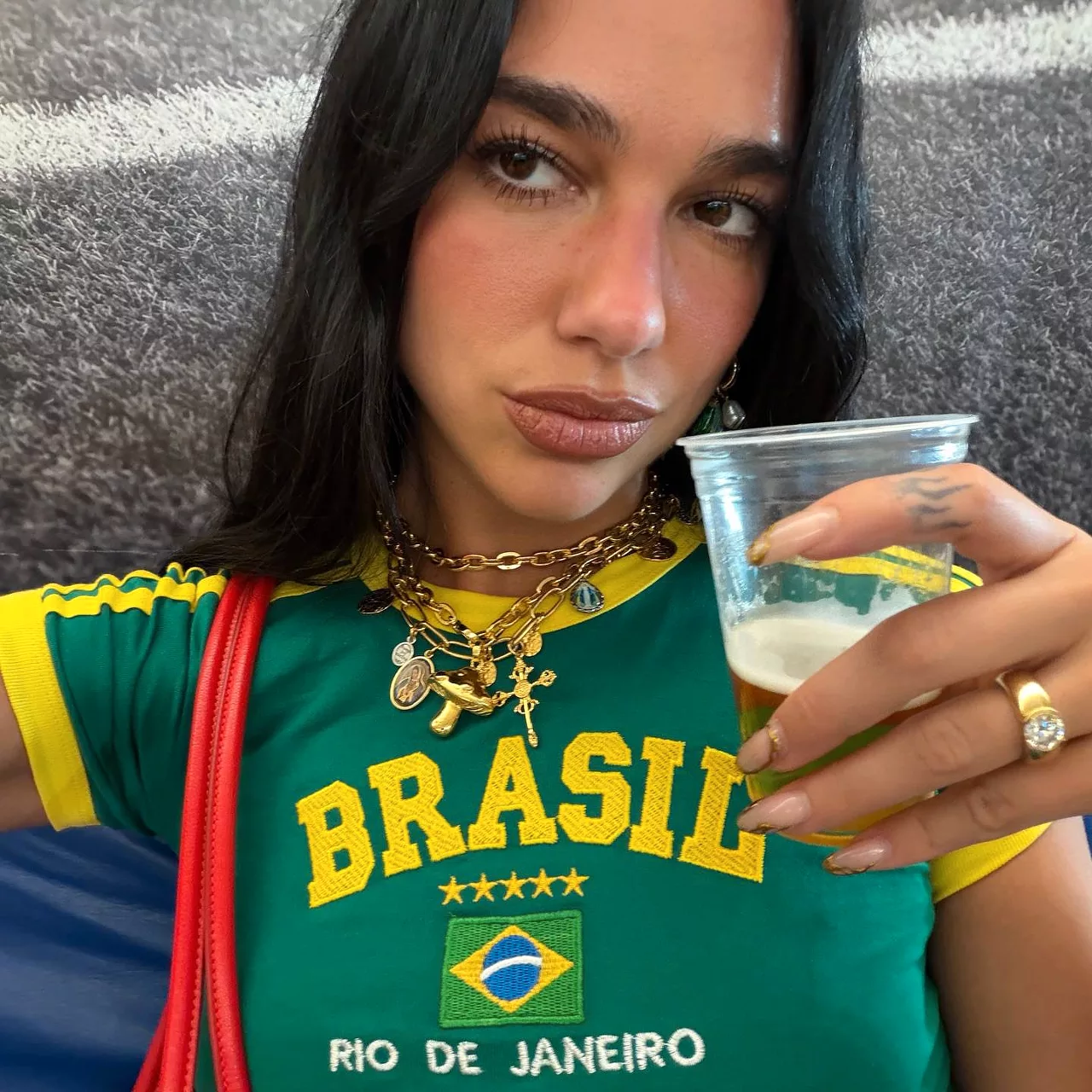 Dua Lipa mặc áo thể thao cá tính