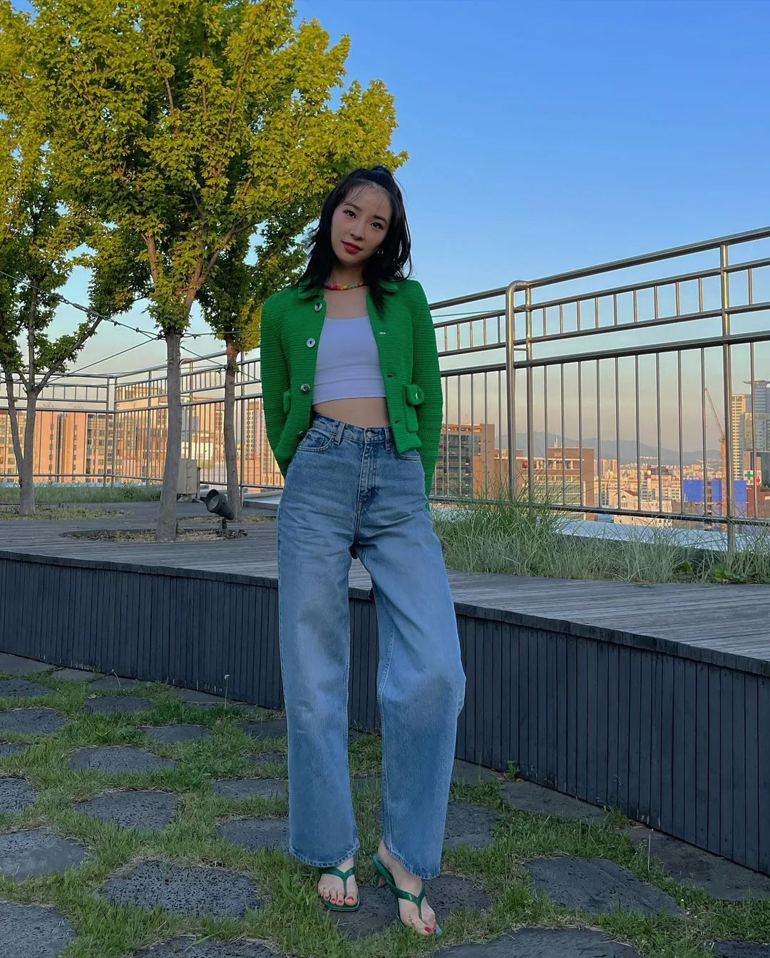 Crop top trắng phối áo khoác tweed công sở