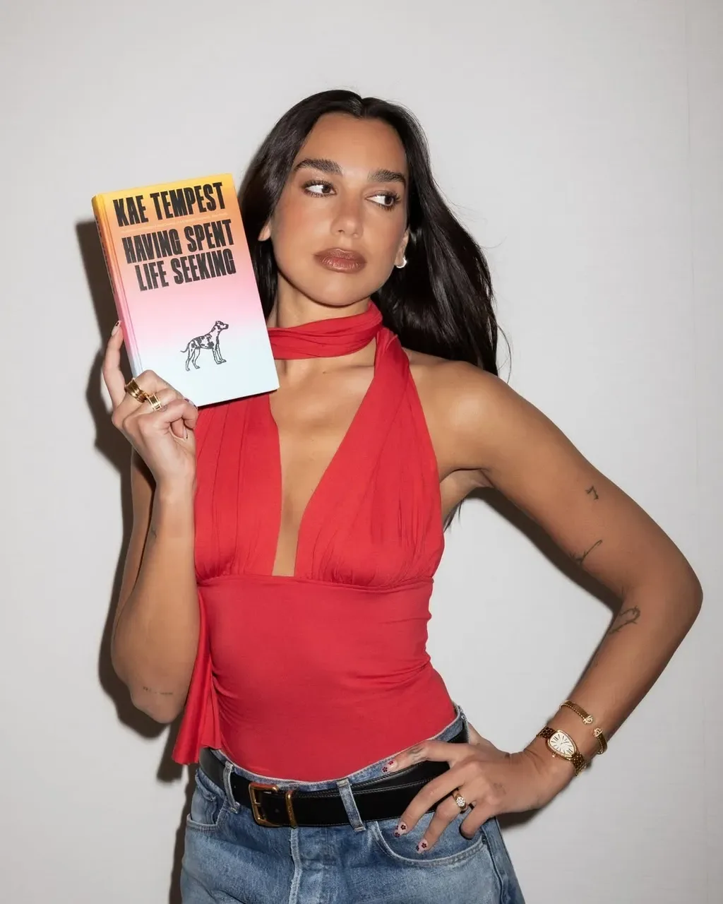 Dua Lipa đầy quyến rũ khi diện thiết kế áo cổ yếm màu đỏ dâu tây