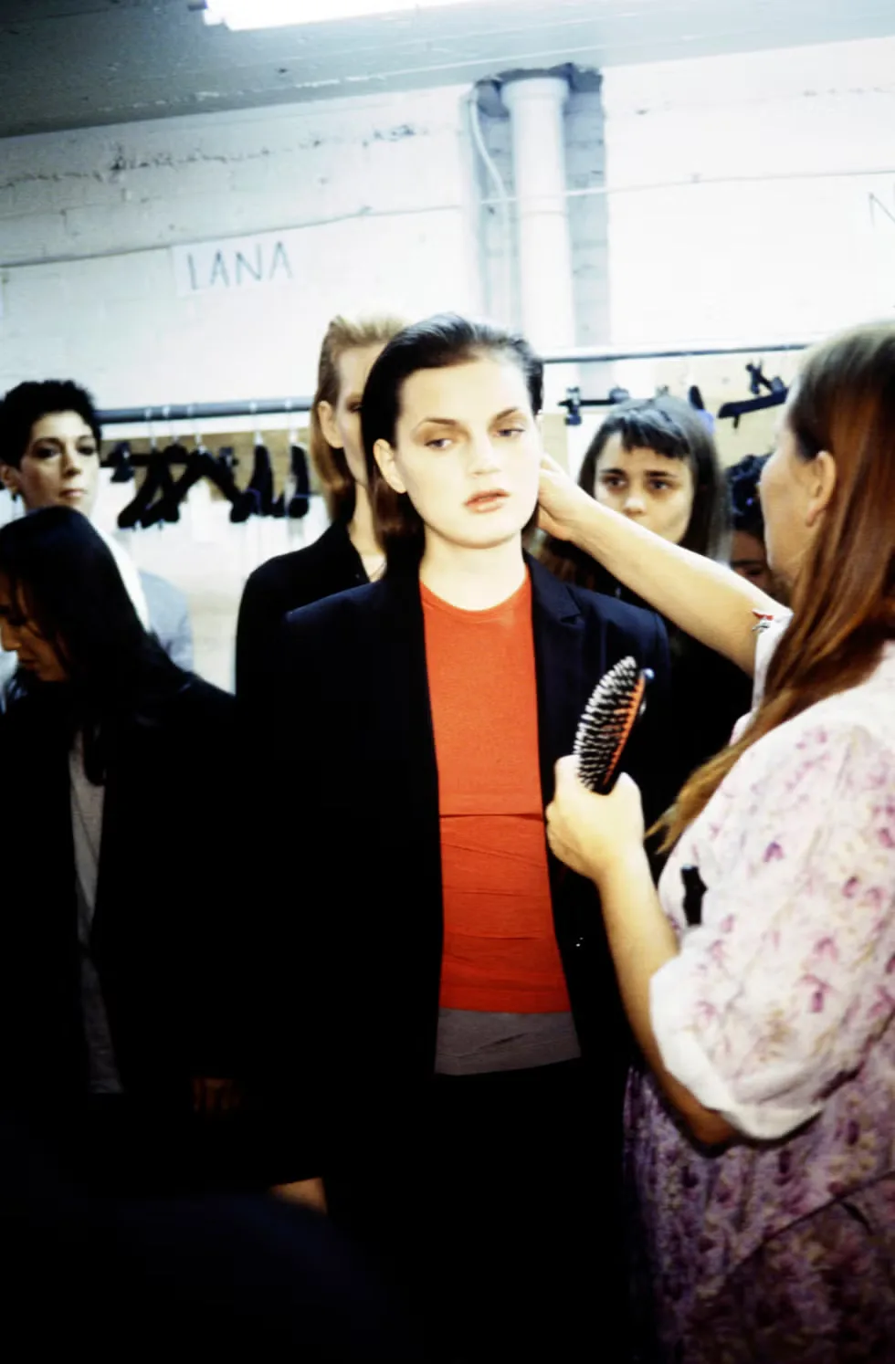 Guinevere van Seenus trong hậu trường một buổi trình diễn thời trang xuân hè 1997