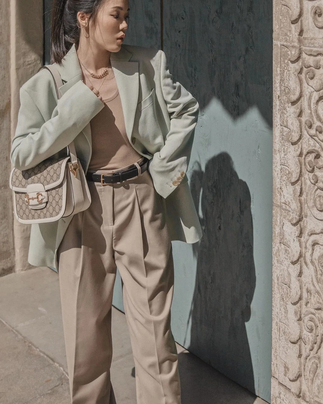 Mặc đồ công sở với áo thun blazer sáng màu
