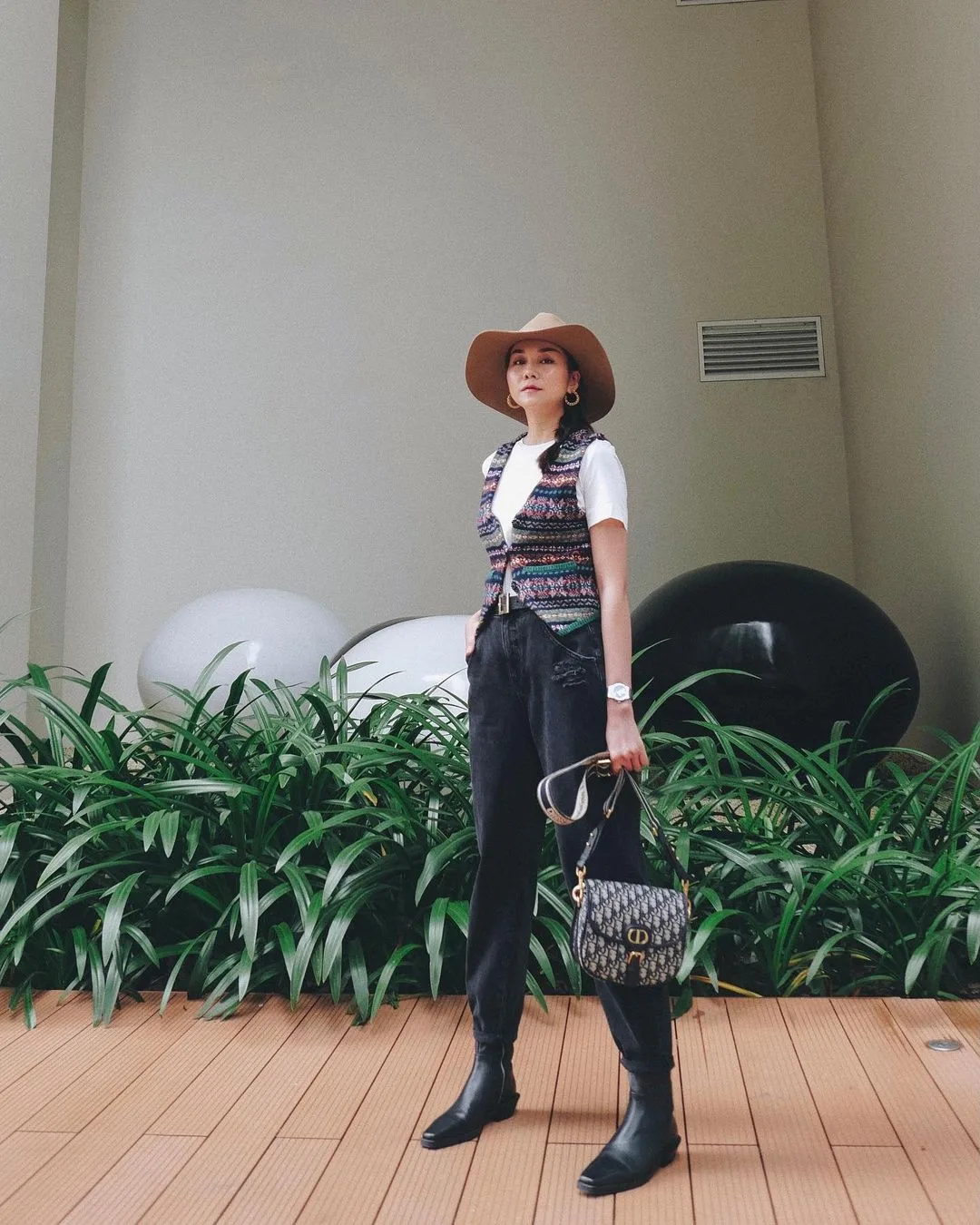 Phối đồ trẻ trung với áo thun trắng trơn