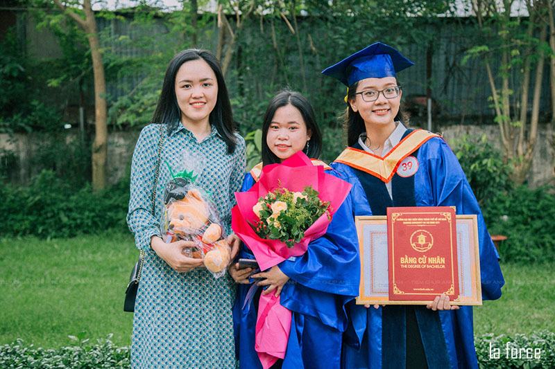 Quần áo chụp kỷ yếu với bạn