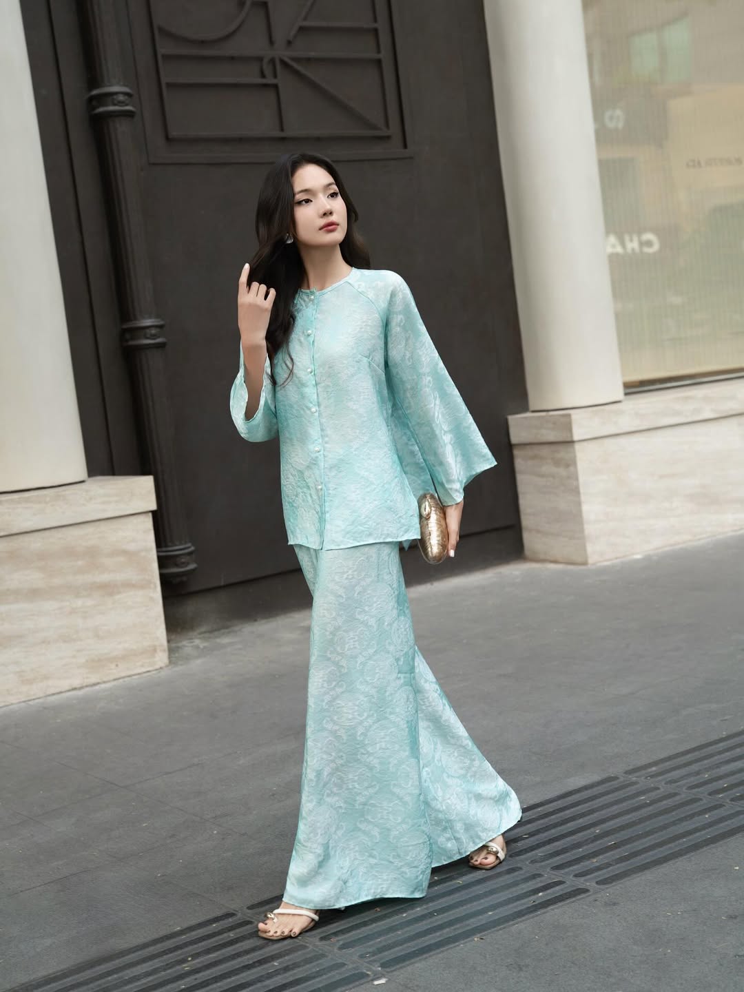 Áo bà ba màu xanh ngọc lam trong trẻo
