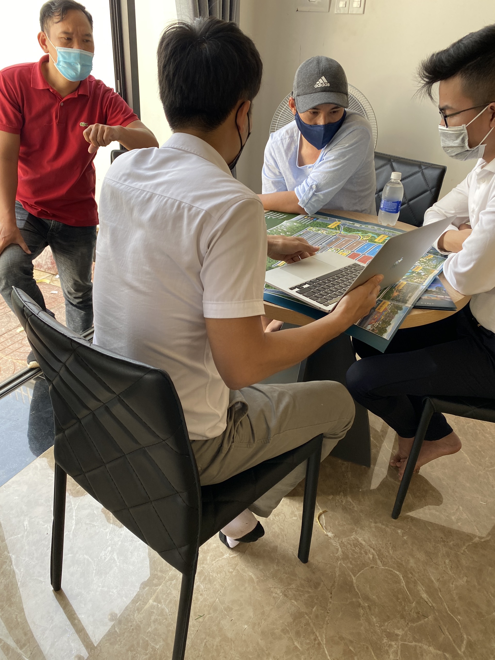 Nhà đầu tư xem xét dự án