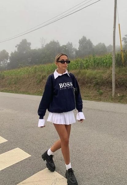 Sweater len mỏng phối chân váy xếp ly