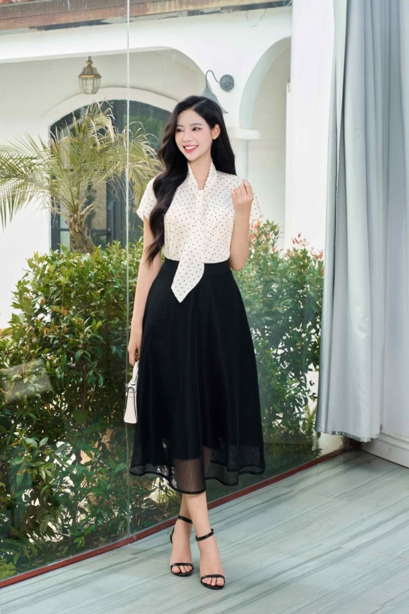 Áo sơ mi kiểu thắt nơ và chân váy lụa