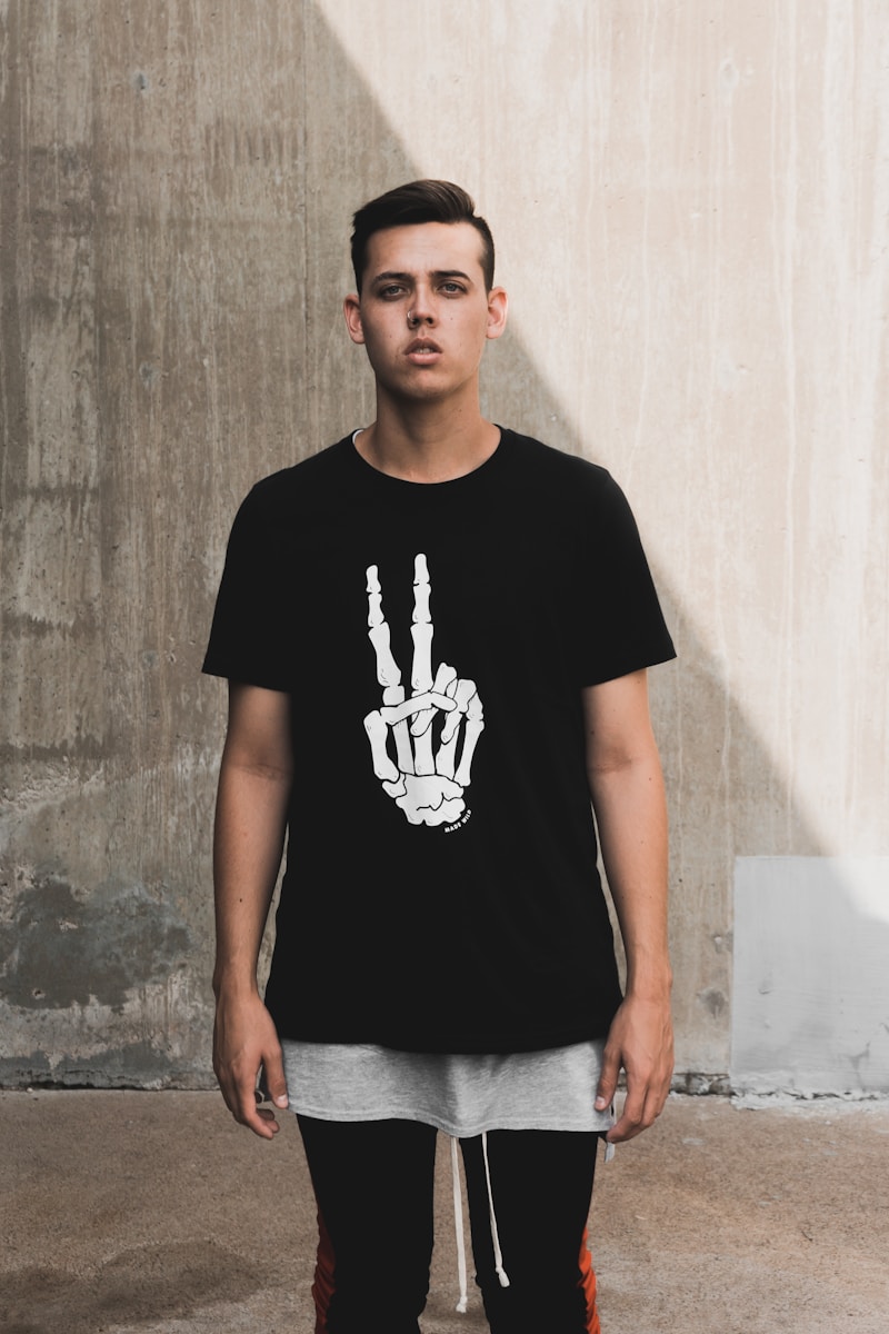 Phối chân váy xếp ly với áo thun casual