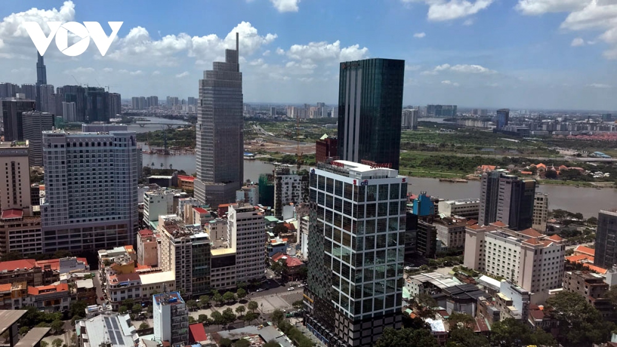 Nhà đầu tư kiểm tra dòng tiền