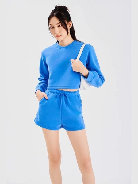Áo len dáng ngắn phối quần short thun có dây buộc