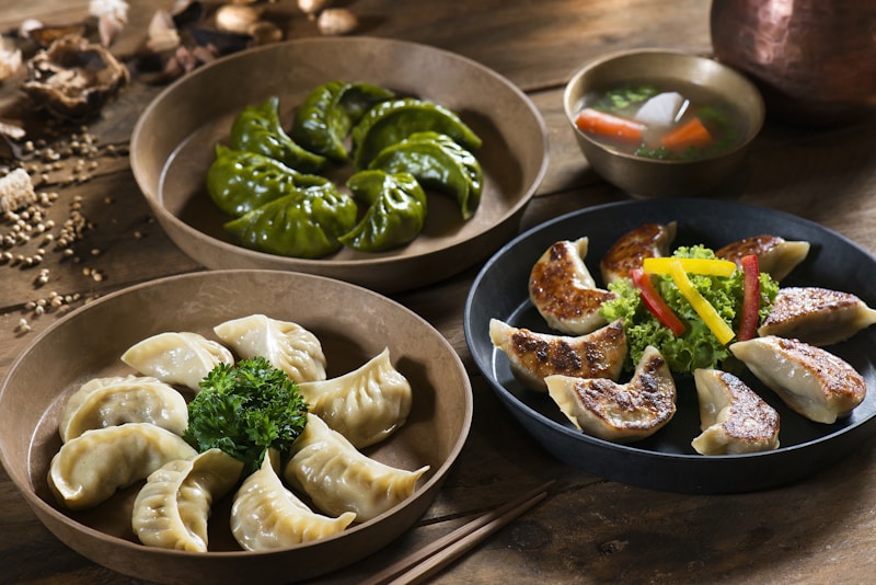 Gỏi cuốn tôm thịt với đầy đủ rau sống