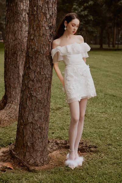 Áo trễ vai phối chân váy mùa hè