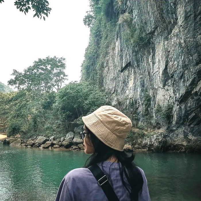 Mang theo mũ rộng và kính râm để bảo vệ da và mắt khi du lịch Phong Nha Kẻ Bàng