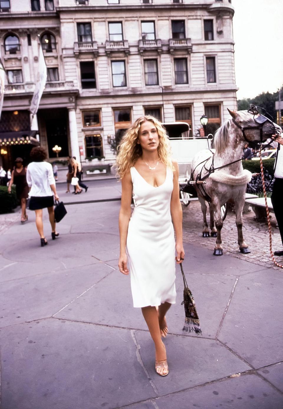 Váy midi của Carrie Bradshaw