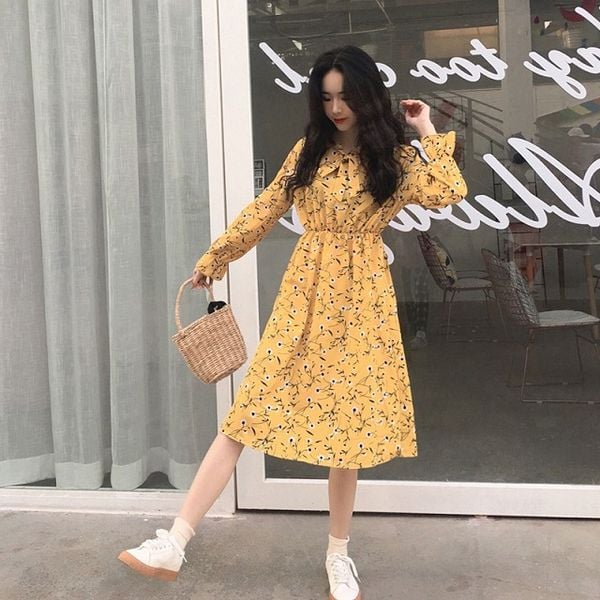 Họa tiết hoa nhí kết hợp cùng các chi tiết bèo nhún tạo độ phồng nhẹ che khuyết điểm xương gầy
