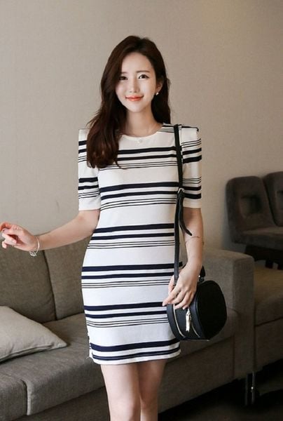 Họa tiết kẻ ngang phân bổ theo chiều ngang giúp mở rộng vóc dáng một cách tự nhiên