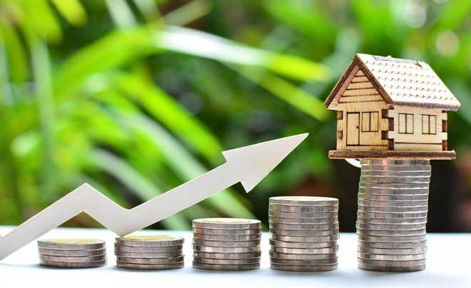 Người mua nhà xem hợp đồng vay