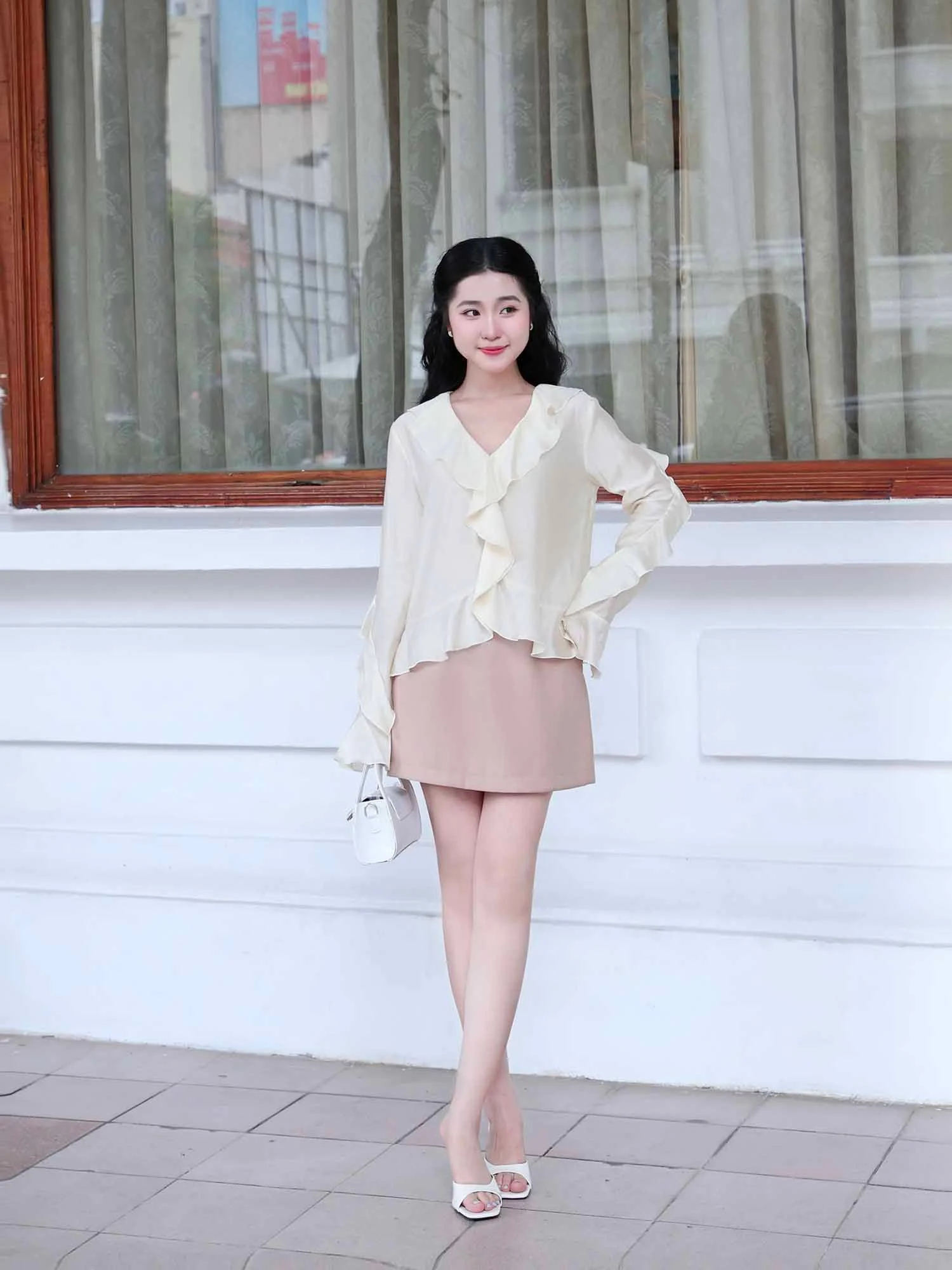 Áo kiểu phối bèo tông kem phối hợp cùng phom dáng thanh lịch, dễ ứng dụng