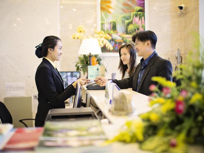 Đồng phục lễ tân phải được chú trọng vì là hình ảnh của doanh nghiệp