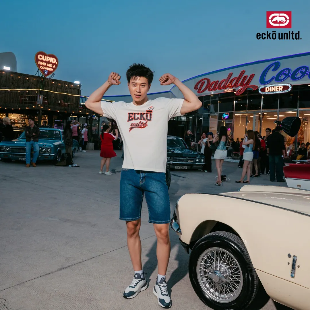 Áo thun với quần short jeans