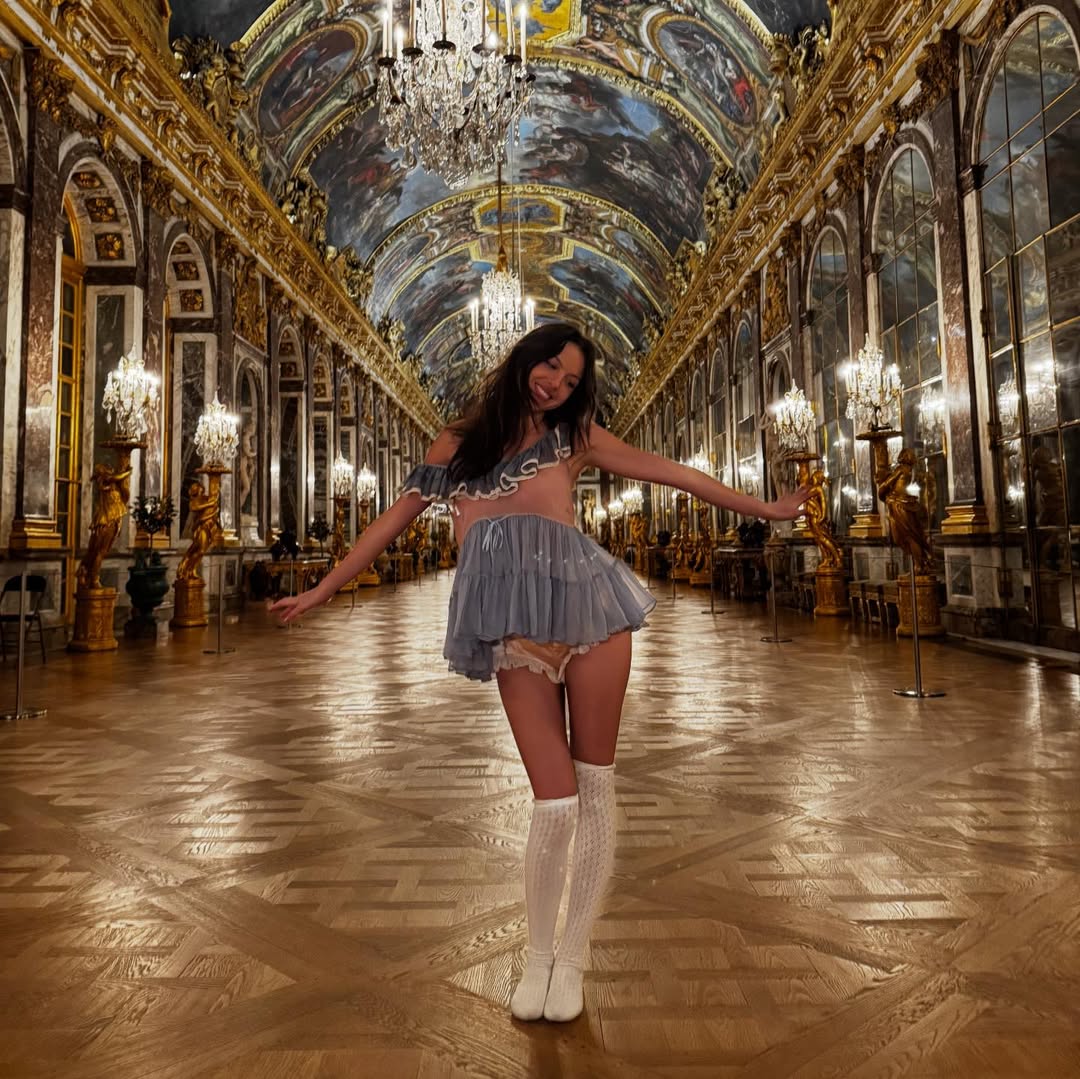 Olivia Rodrigo phối babydoll với tất dài và giày cao gót