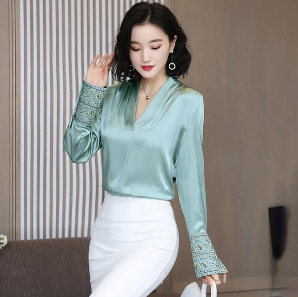 Áo satin phối chân váy ôm giúp tôn đường nét mà vẫn giữ vẻ tinh tế