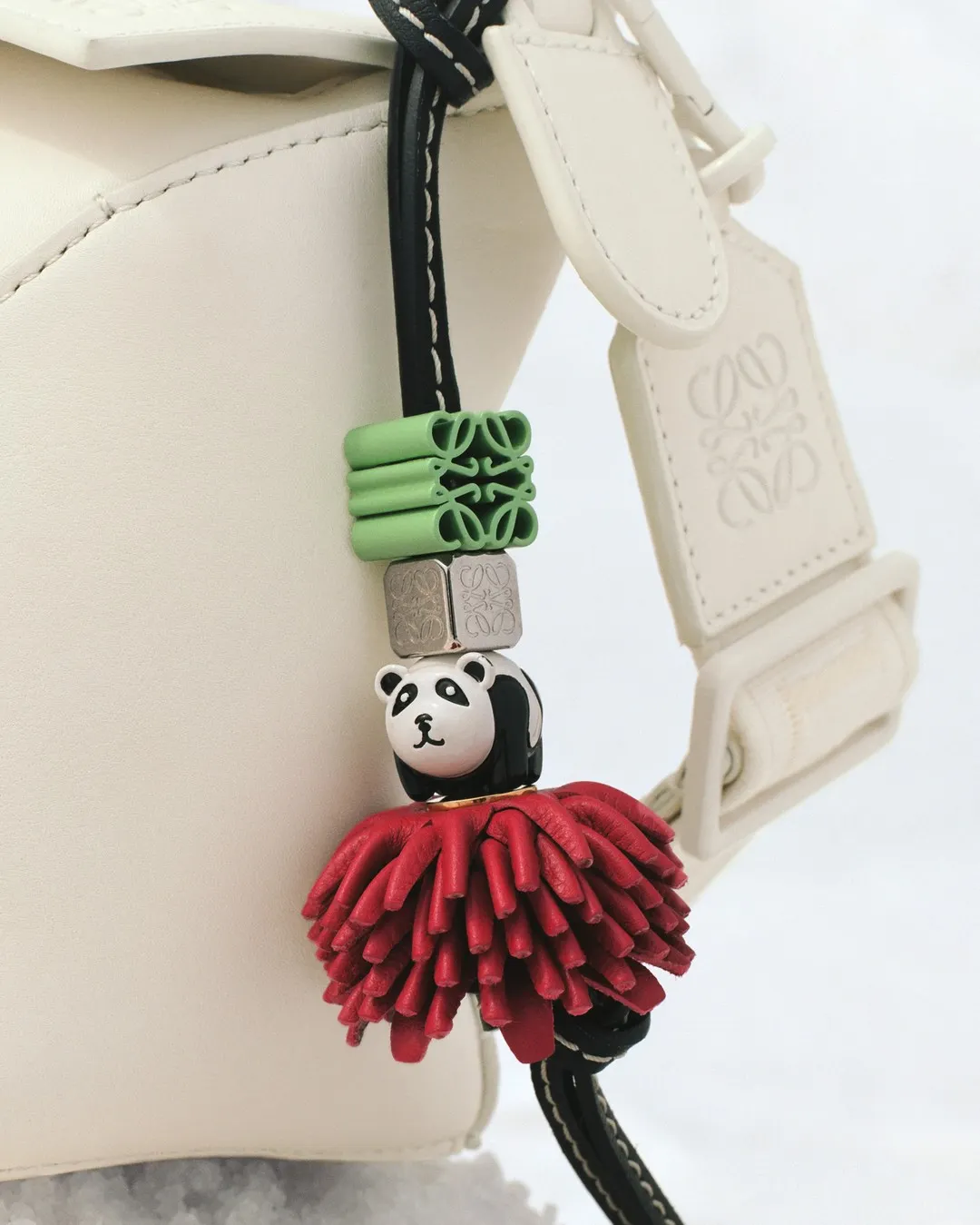 Túi xách Loewe kết hợp charm nghệ thuật