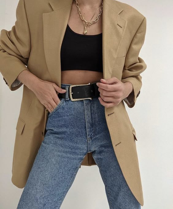 Áo hai dây lụa satin quyến rũ dưới lớp áo blazer thời thượng