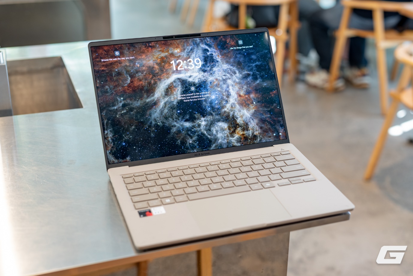 Ultrabook AI mỏng nhẹ
