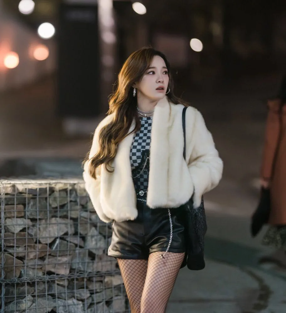 Shin Ha Ri diện áo kẻ ô