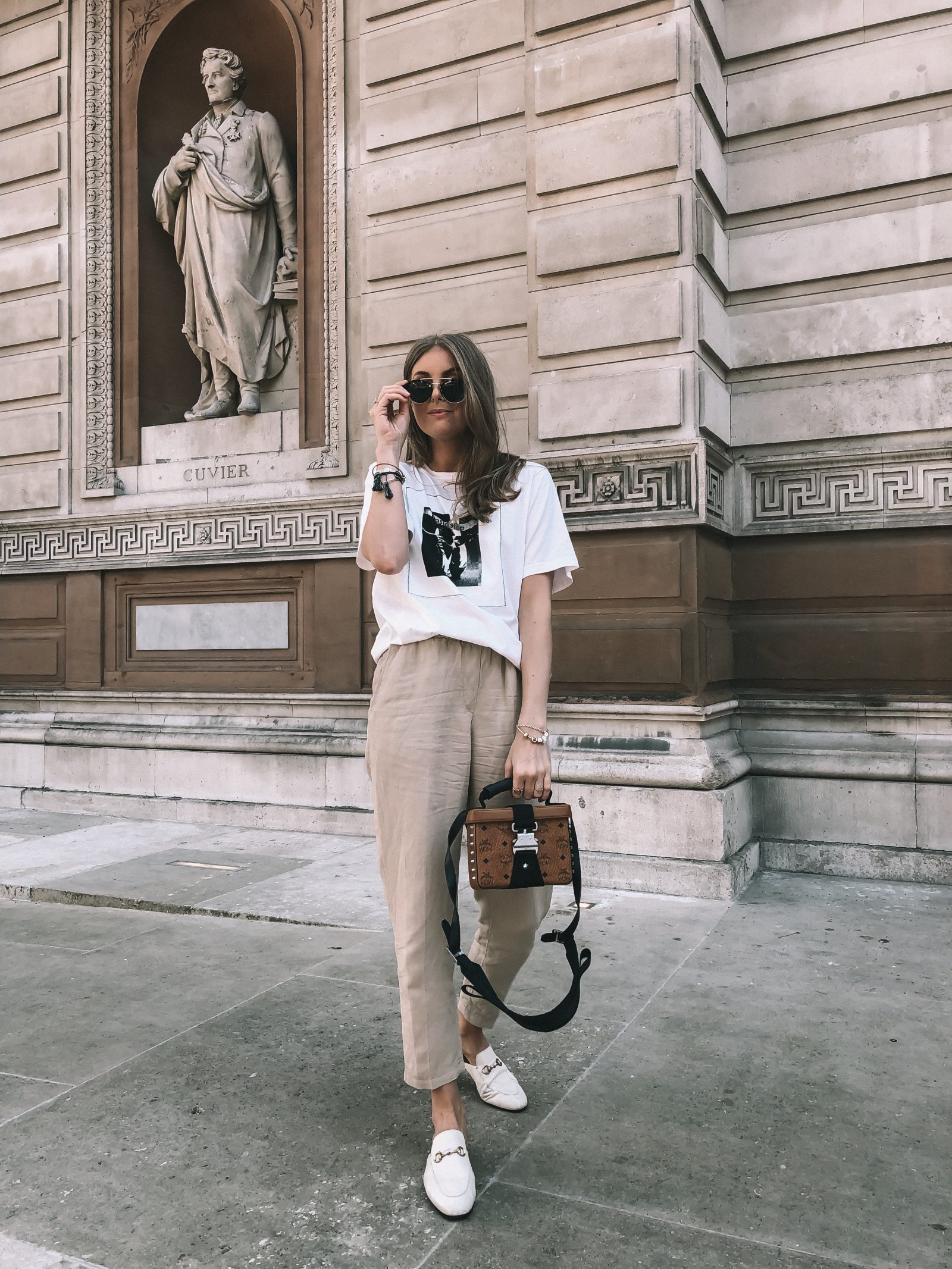 Fashionista mặc áo trắng quần be đi giày lười trắng