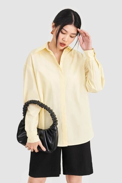 Quần đen phối áo sơ mi vàng tạo vẻ chuyên nghiệp