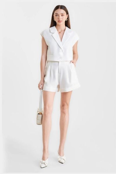 Phối đồ quần short trắng với áo croptop