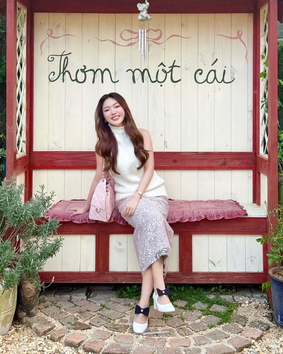Phối đồ nữ tính với váy và áo len